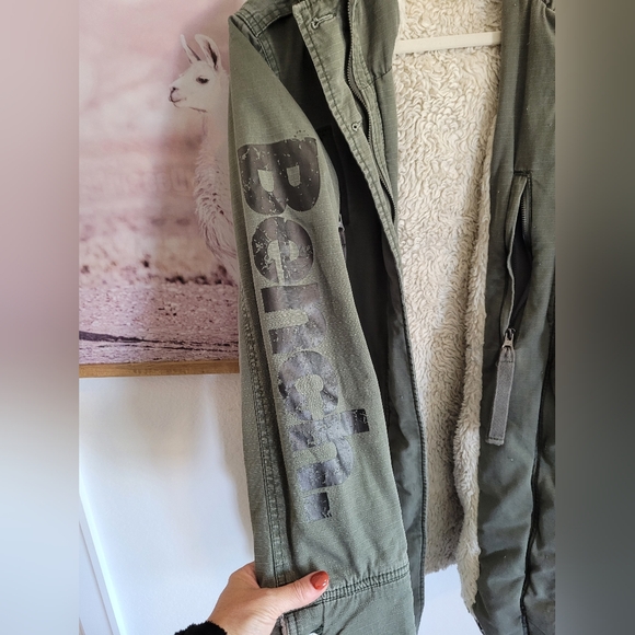 BENCH WINTER COAT MILITARY STYLE WITH FAUX FUR LINED SIZE LARGE - Picture 6 of 9